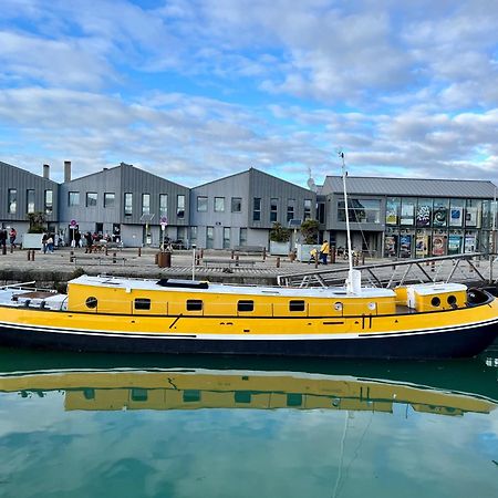 Une Peniche Dans Le Bassin A Flot Du Vieux Port لا روشيل المظهر الخارجي الصورة