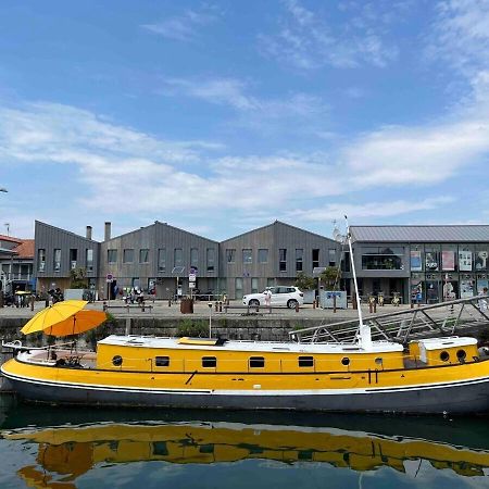 Une Peniche Dans Le Bassin A Flot Du Vieux Port لا روشيل المظهر الخارجي الصورة