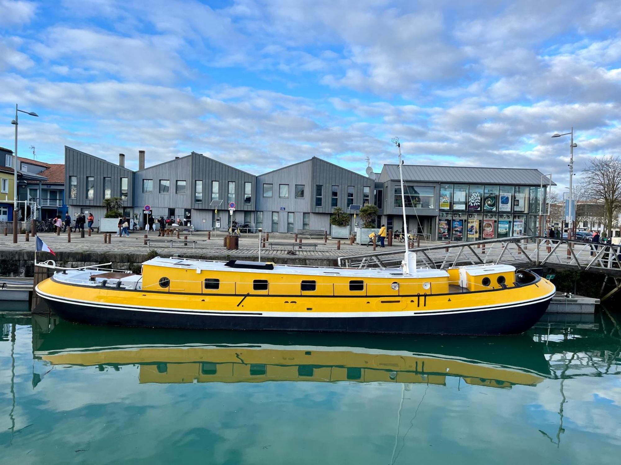 Une Peniche Dans Le Bassin A Flot Du Vieux Port لا روشيل المظهر الخارجي الصورة