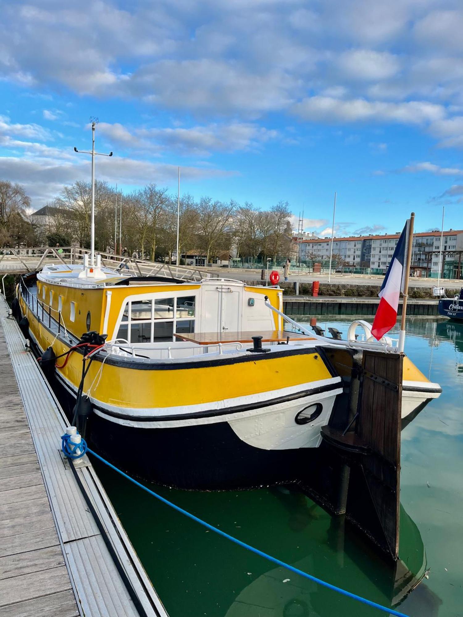 Une Peniche Dans Le Bassin A Flot Du Vieux Port لا روشيل المظهر الخارجي الصورة