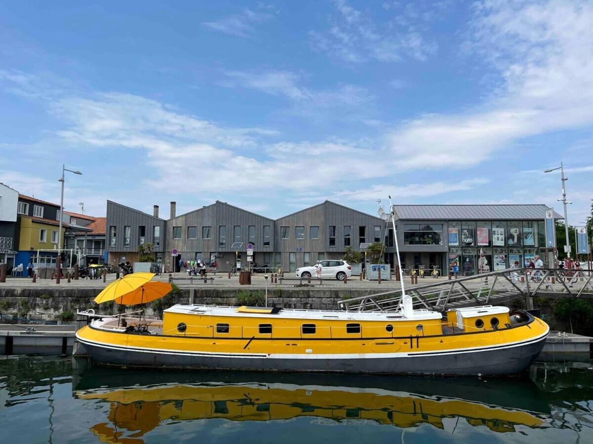 Une Peniche Dans Le Bassin A Flot Du Vieux Port لا روشيل المظهر الخارجي الصورة